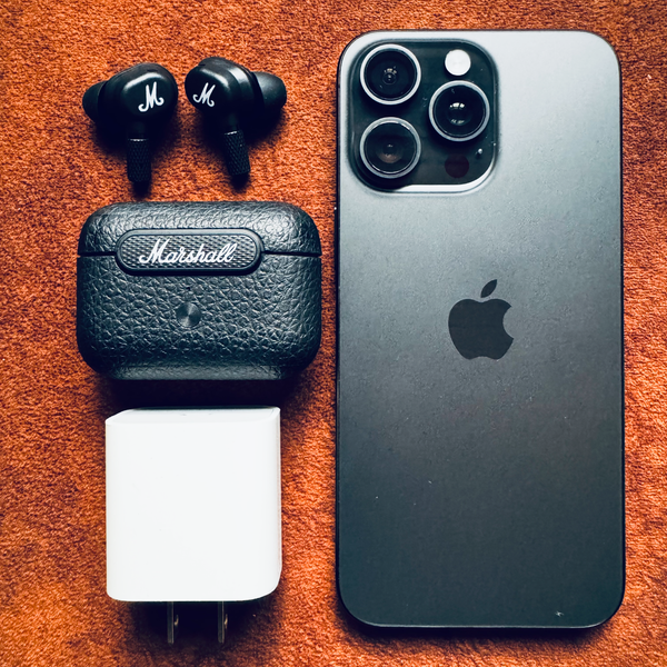 Apple iPhone 15 Pro Max 256GB with Free JBL Earbuds  Combo pixe