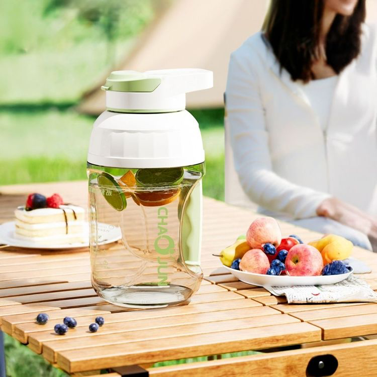 Portable Blender 1.5 Litters Smoothie powerful blades rechargeable.