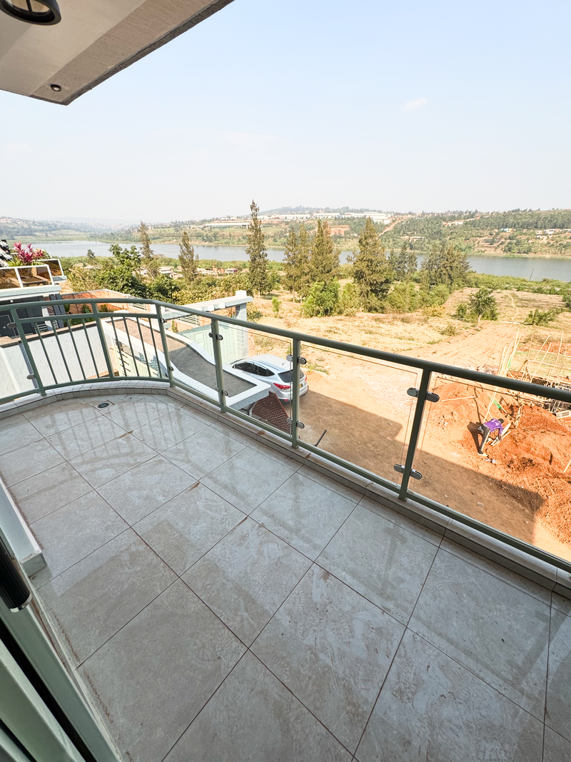 Decent house for Sale nearby Lake in Kanombe (4 Bath and 5 Bedrooms)