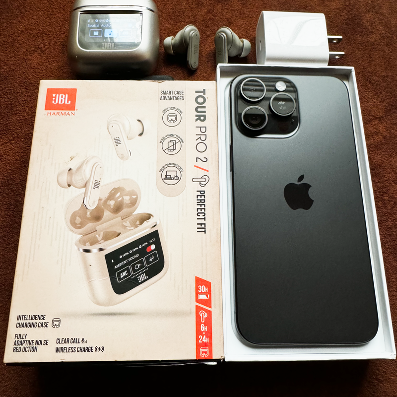 Apple iPhone 15 Pro Max 256GB with Free JBL Earbuds Combo pixe Apple iPhone 15 Pro Max 256GB with Free JBL Earbuds Combo pixe