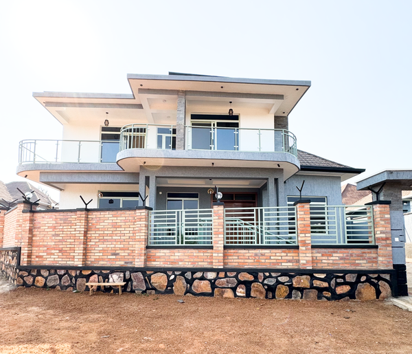Decent house for Sale nearby Lake in Kanombe (4 Bath and 5 Bedrooms)