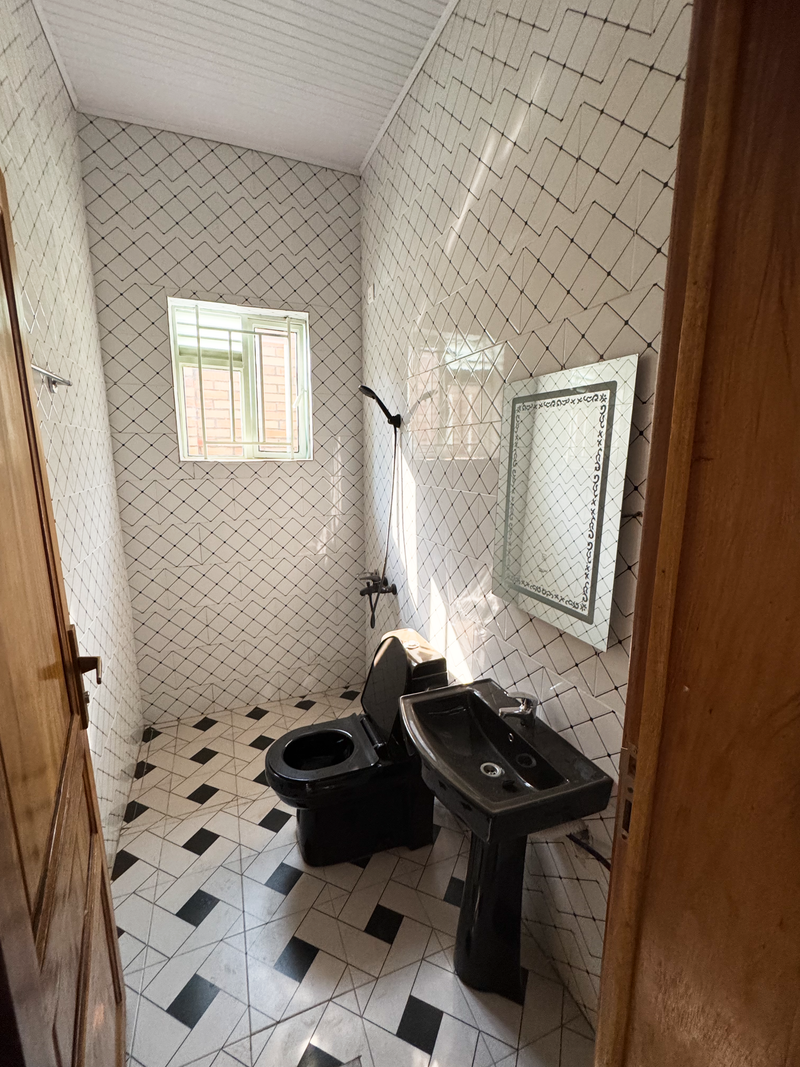 Decent house for Sale nearby Lake in Kanombe (4 Bath and 5 Bedrooms)